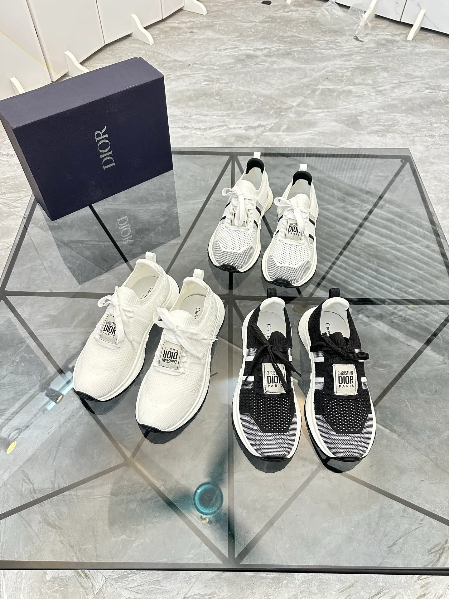Selling men's shoes 💰: 💰P400¥ Product trademark: Dior* "Dior*" low-top casual shoes Regular size: 38-44 (can be customized to 45) Product materials: Imported breathable fly knit upper, breathable lining, original outsole. Number: 558